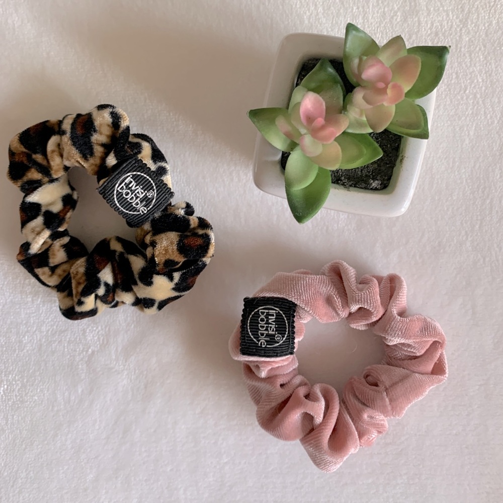 🌟FREE W PURCHASE!! 2 Pack Invisibobble Scrunchies